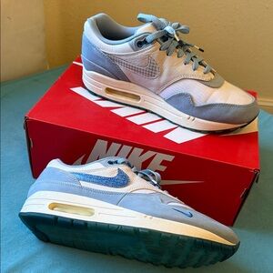 Nike Men's Light Blue and White Sneakers